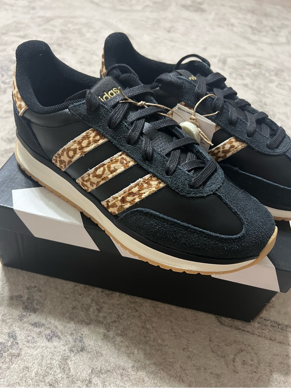 Adidas Run 70s 2.0 Women's sneakers in Core Black/ Preloved Brown/ Magic Beige - Picture 4 of 7